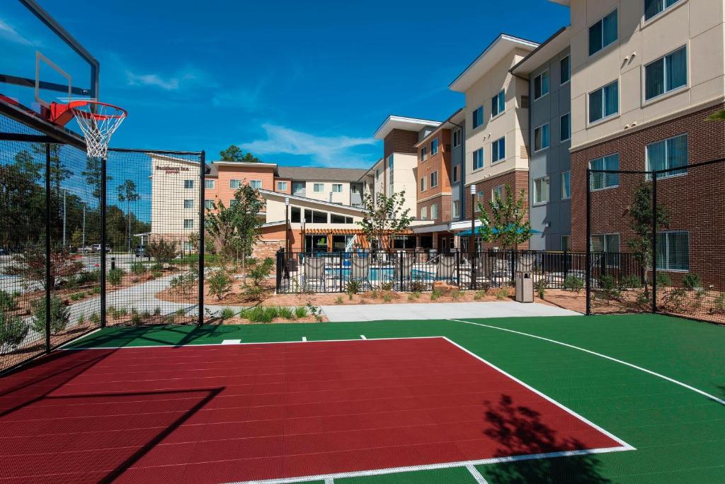 einen Tennisplatz mit Basketballkorb in der Unterkunft Residence Inn by Marriott Houston City Place in Spring