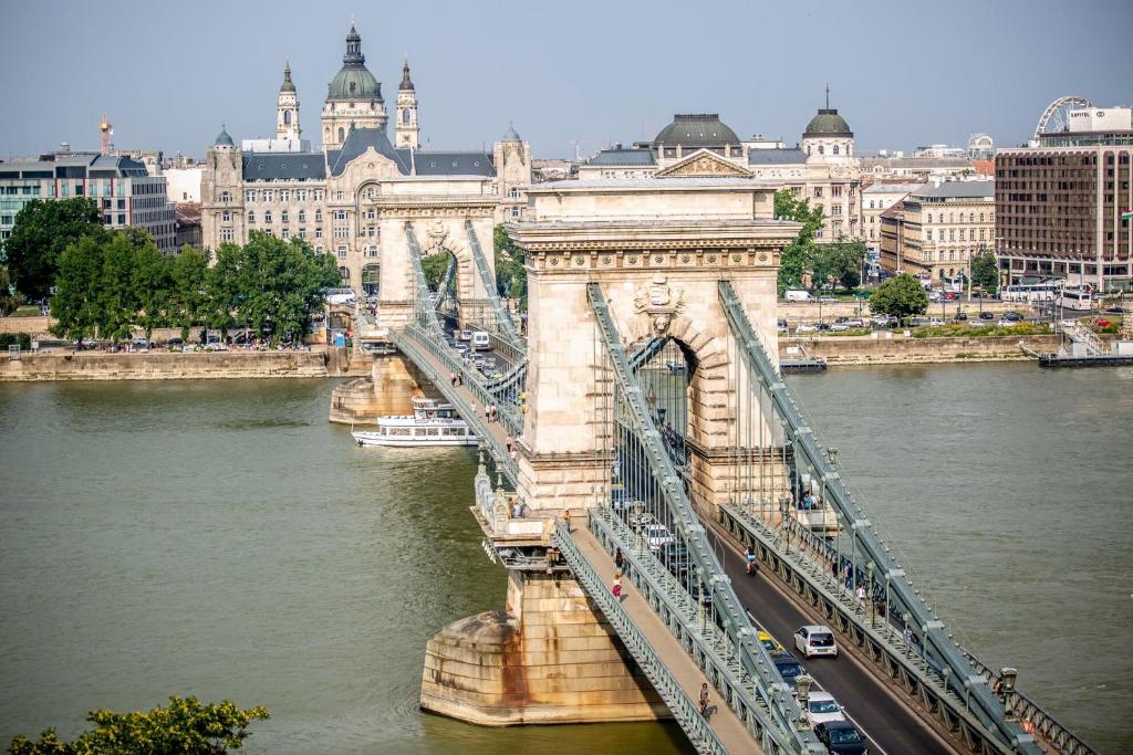 uma ponte sobre um rio com carros sobre ele em Chic Central Studios em Budapeste