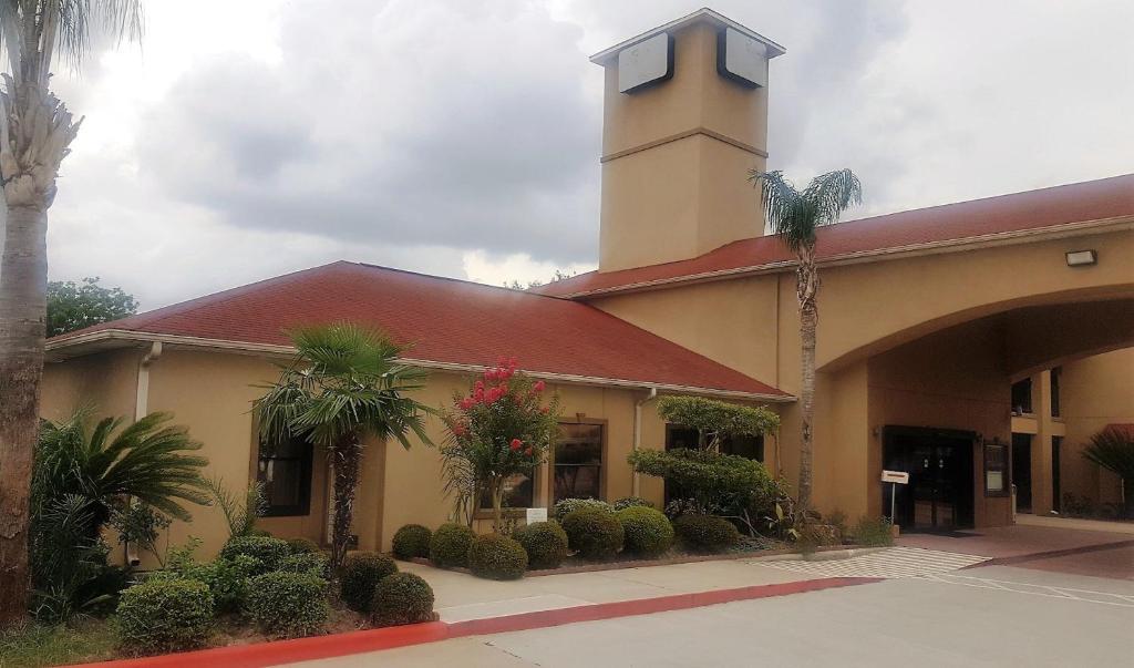 ein Gebäude mit einem Uhrturm darüber in der Unterkunft Red Roof Inn & Suites Houston – Humble/IAH Airport in Humble