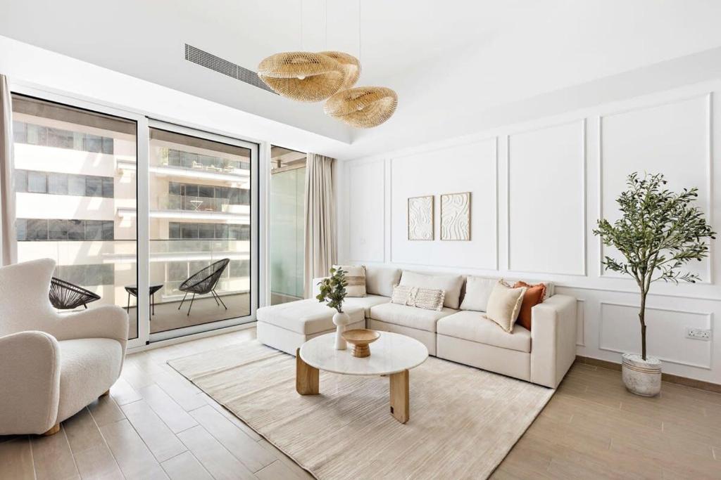 阿布達比的住宿－Silkhaus Premium Luxury Unit by Aldar with Beach Access，白色的客厅配有沙发和桌子