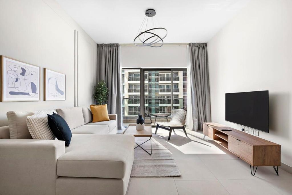 un soggiorno con divano e TV di Silkhaus Spacious 2 BDR Reem Central Park Nearby a Abu Dhabi