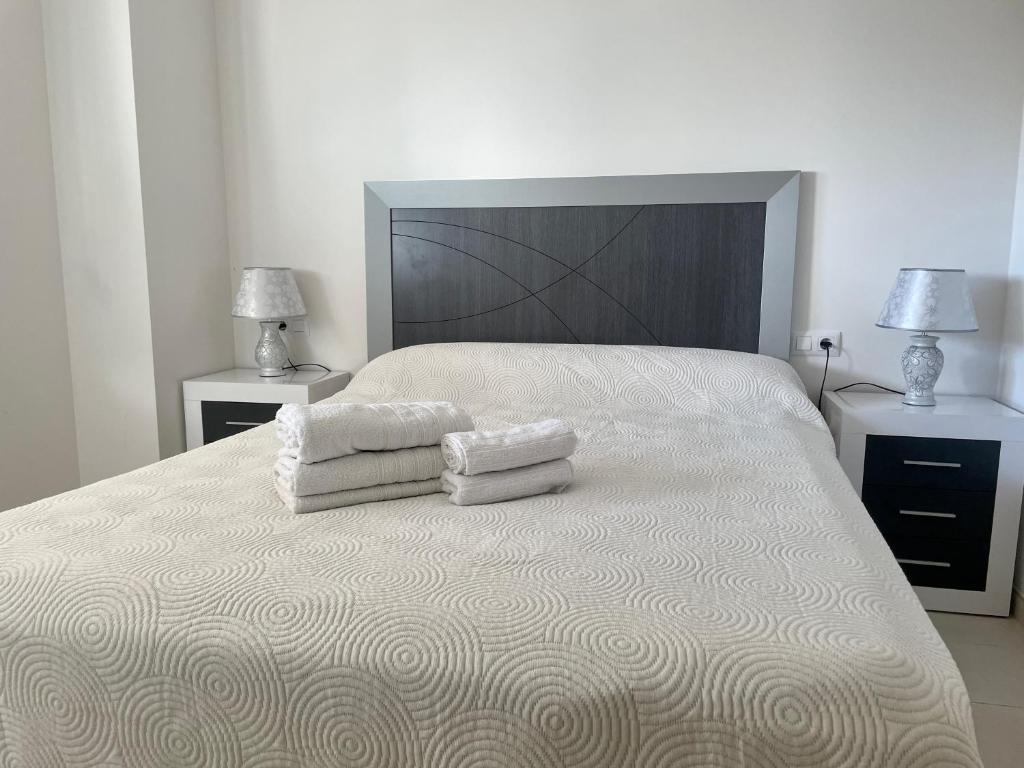 1 dormitorio con 1 cama con 2 toallas en Modern Airy 2-bedroom Los Dolses Villamartin, en Los Dolses