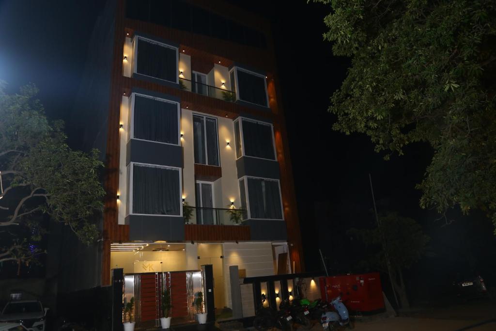 un bâtiment avec des lumières allumées la nuit dans l'établissement MK Regency, à Greater Noida