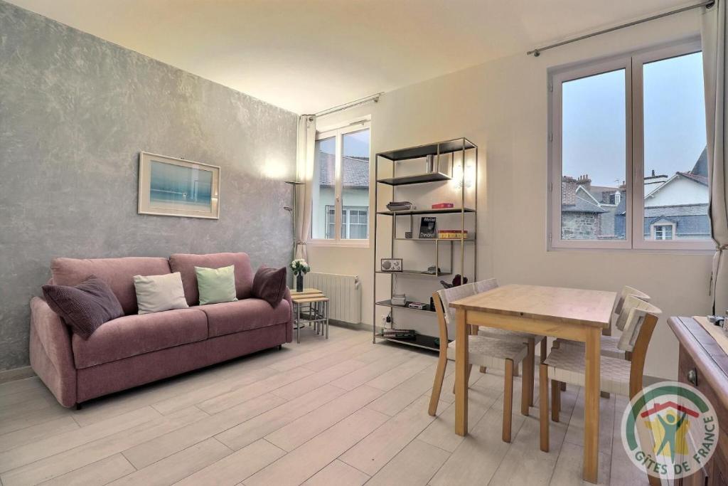 un salon avec un canapé et une table dans l'établissement Evasion, à Dinard