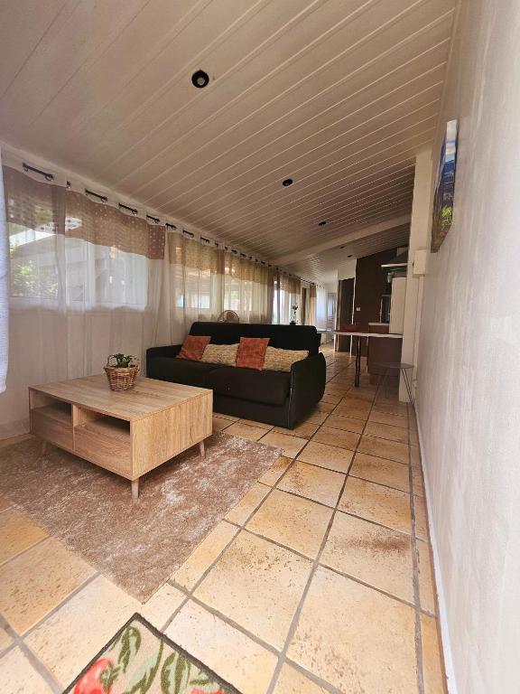 Coin salon dans l'établissement L'Eskalya *** avec jacuzzi et piscine partagée, vue océan