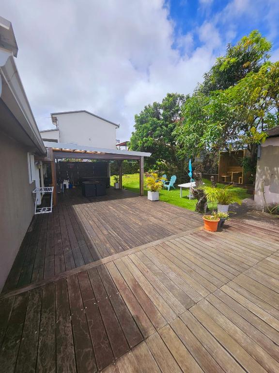 Jardin de l'établissement L'Eskalya *** avec jacuzzi et piscine partagée, vue océan