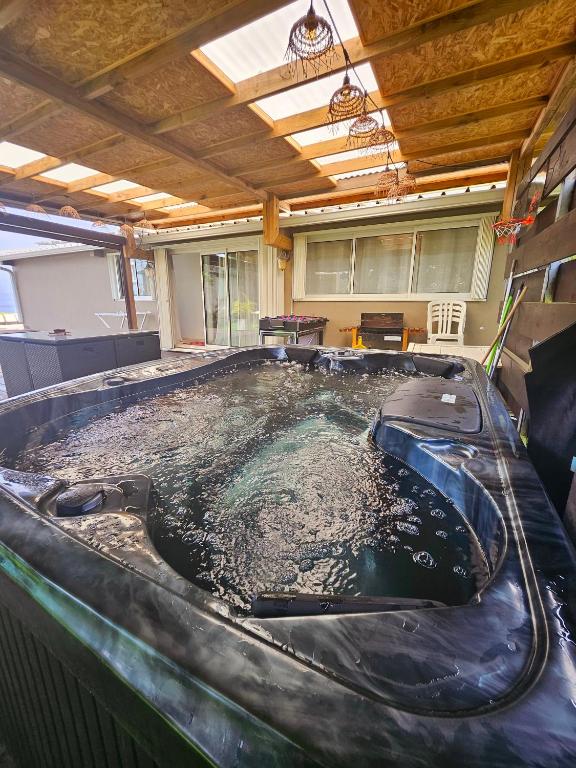 Photo de la galerie de l'établissement L'Eskalya *** avec jacuzzi et piscine partagée, vue océan, à Saint-Joseph