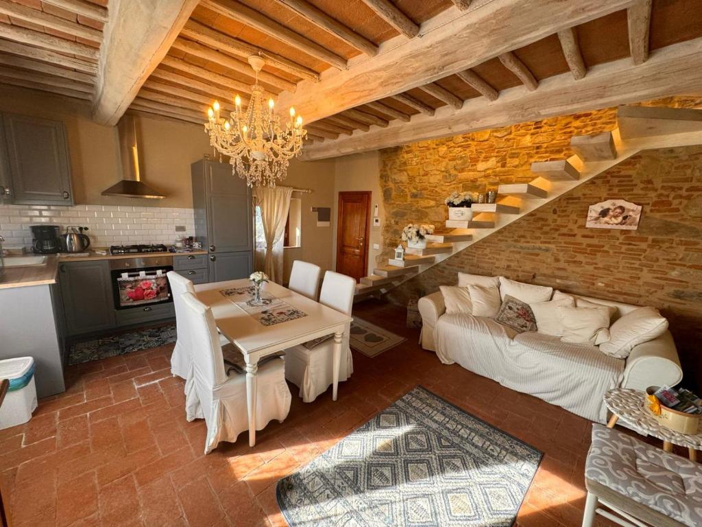 ein Wohnzimmer mit einem Sofa und einem Tisch in der Unterkunft Dolce Cuore luxe apartment chianti florence Małe romantyczne mieszkanie in San Donato in Poggio
