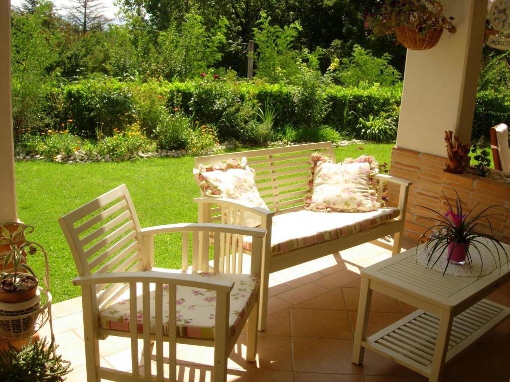 A garden outside B&B Il Cantico