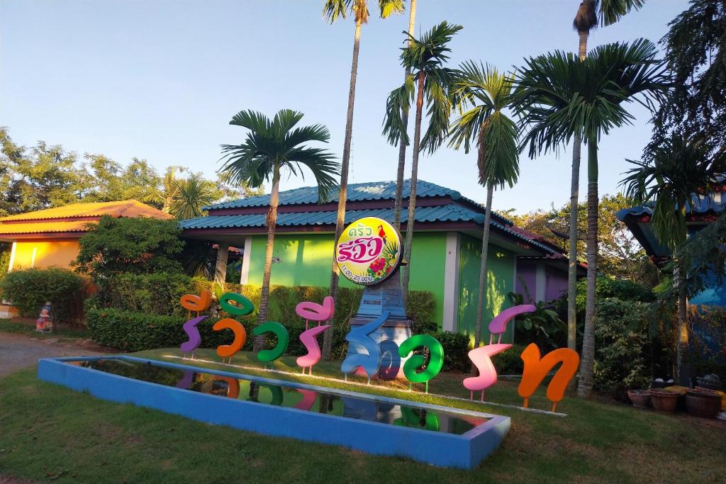 una casa con un cartel delante de ella en Review Resort, en Bang Sare