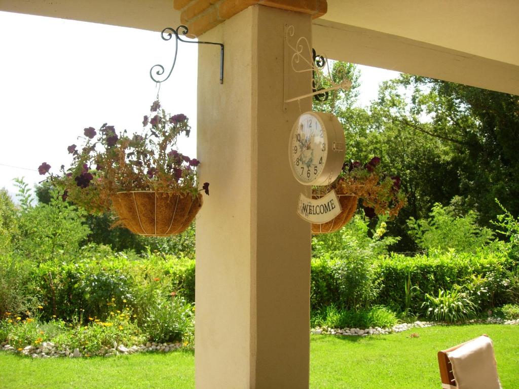 A garden outside B&B Il Cantico