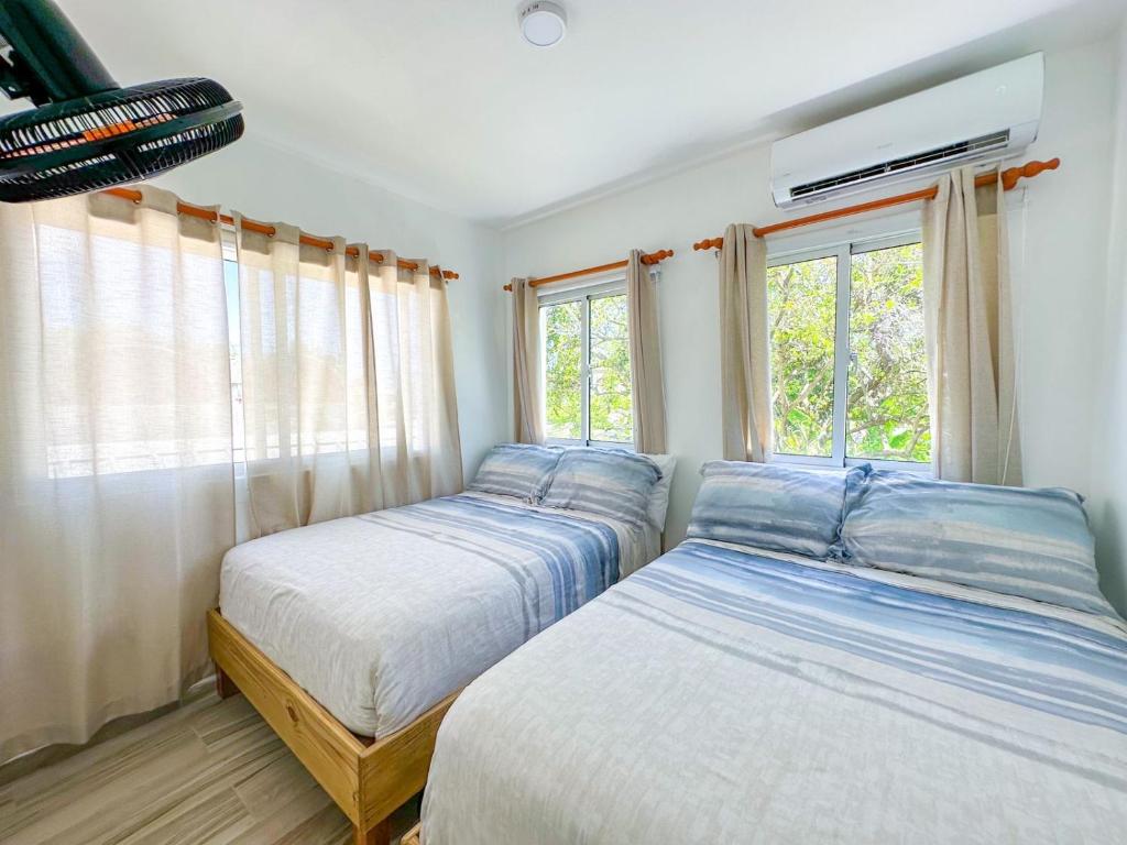 two beds in a bedroom with a window at Cape Coral cabrera 4 in Cabrera