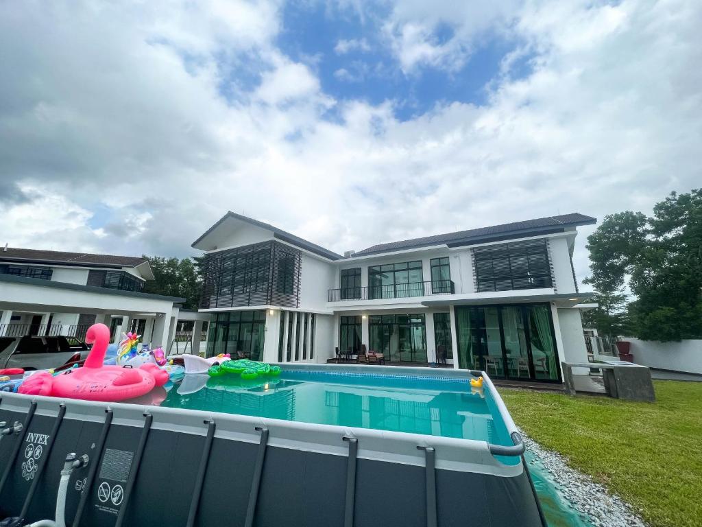 uma casa com piscina em frente a uma casa em Desaru 20Pax Cozy Chill villa Private Pool em Johor Bahru