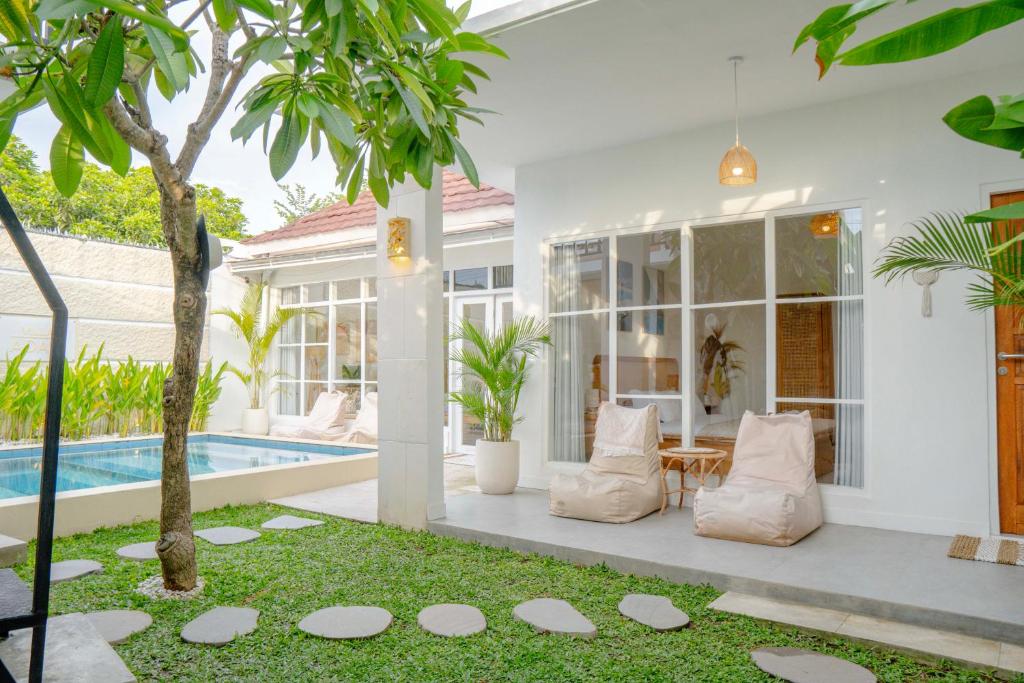 eine Villa mit einem Pool und einem Haus in der Unterkunft Villa Adam 2 BD with Pool and Outside Kitchen in Dalung