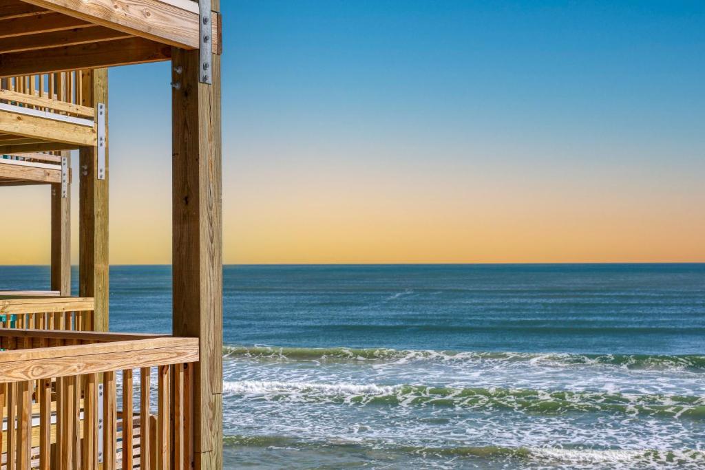 Oceanfront Views and Beach Access at Turtle Cove!, North Topsail Beach