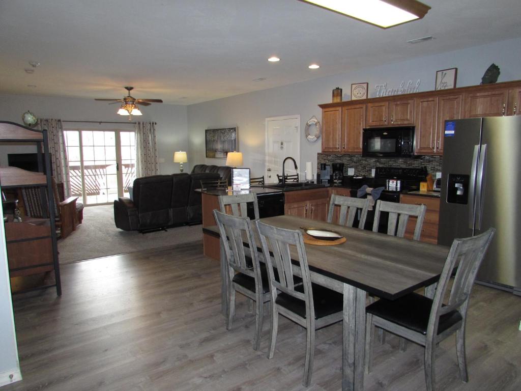 een keuken en een woonkamer met een tafel en stoelen bij Condo B-4 near Table Rock Lake in Hollister