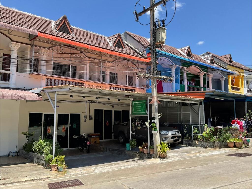 une rangée de bâtiments dans une rue de la ville dans l'établissement MEGIE HOMESTAY Premier Betong Thailand, à Betong