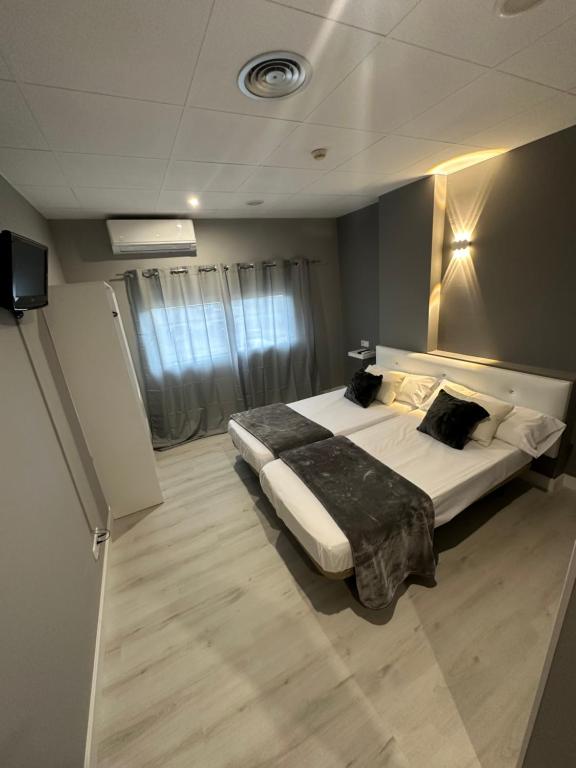 a bedroom with a large bed in a room at Hotel Vanity in Zamora