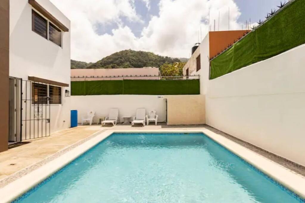 Bazén v ubytování Villa Portes Pop nebo v jeho okolí