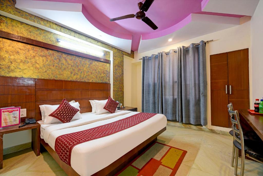 een slaapkamer met een groot bed en een plafond bij Hotel Repose Comfert Near New Delhi Railway Station in New Delhi