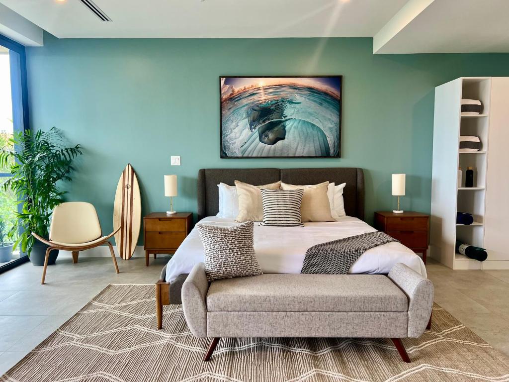 una camera con un letto e una sedia di VIDA Cayman a West Bay
