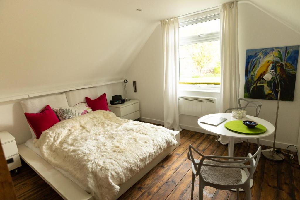 1 dormitorio con cama, mesa y ventana en 'Lady Hall' Guest House, en Trotterscliffe
