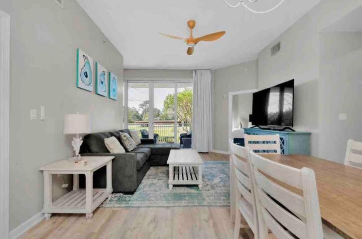 ein Wohnzimmer mit einer Couch und einem Tisch in der Unterkunft The Palms of Destin-2116 in Destin