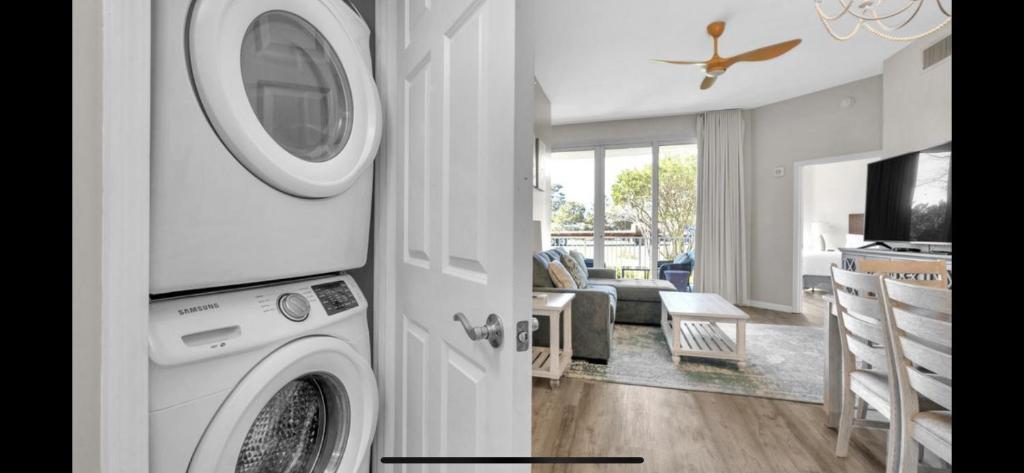 eine Küche und ein Wohnzimmer mit Waschmaschine und Trockner in der Unterkunft The Palms of Destin-2116 in Destin