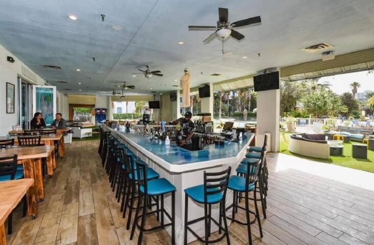 Ein Restaurant oder anderes Speiselokal in der Unterkunft The Palms of Destin-2116 