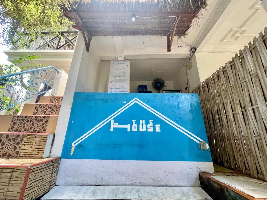 - une entrée bleue pour un bâtiment avec une maison dans l'établissement The House Hostel, à Gili Trawangan