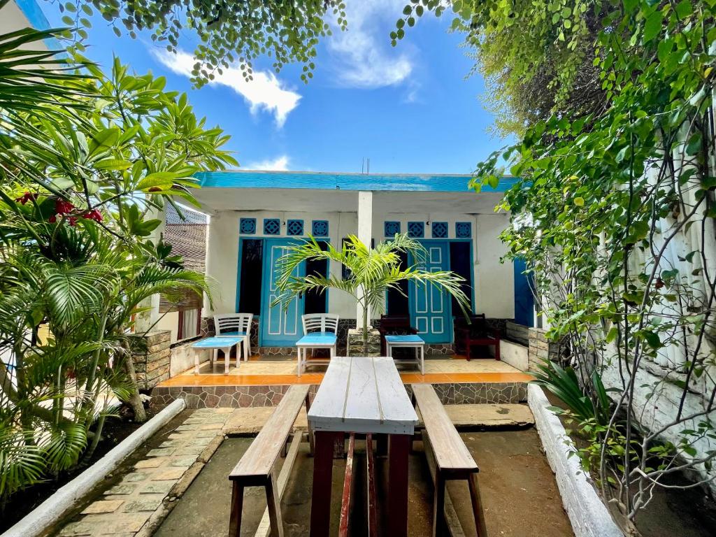 - une vue sur une maison depuis l'extérieur avec un banc dans l'établissement The House Hostel, à Gili Trawangan