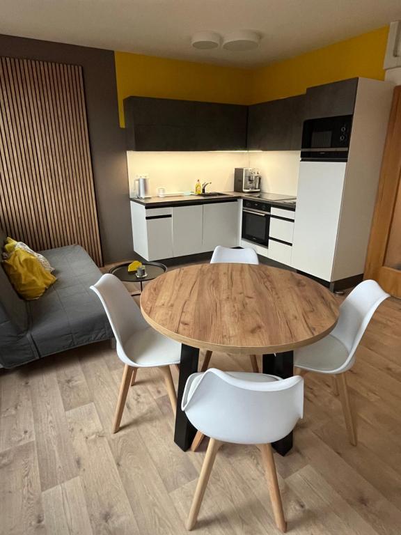 eine Küche und ein Esszimmer mit einem Tisch und Stühlen in der Unterkunft Yellow apartment Deluxe in Brünn