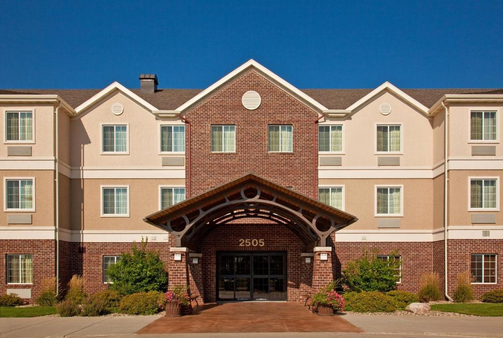 um grande edifício de tijolos com uma entrada em Staybridge Suites Sioux Falls at Empire Mall, an IHG Hotel em Sioux Falls