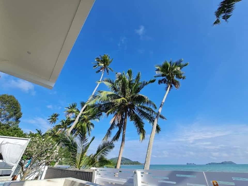 vistas a una playa con palmeras y al océano en Luxtalay beachhouse villa en Ban Thung Makham