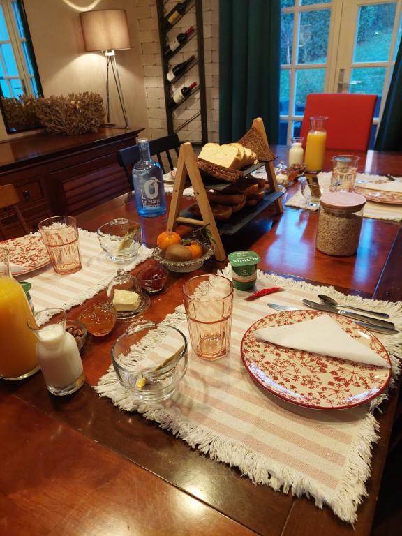 stół z talerzem jedzenia na górze w obiekcie Le Mans bienvenue w mieście Le Mans