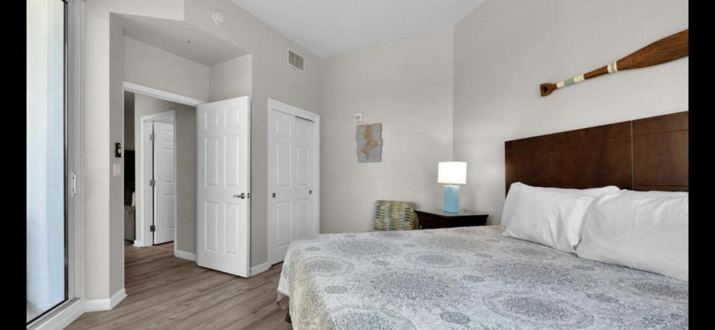 ein Schlafzimmer mit einem großen Bett mit einem hölzernen Kopfteil in der Unterkunft The Palms of Destin-2116 in Destin