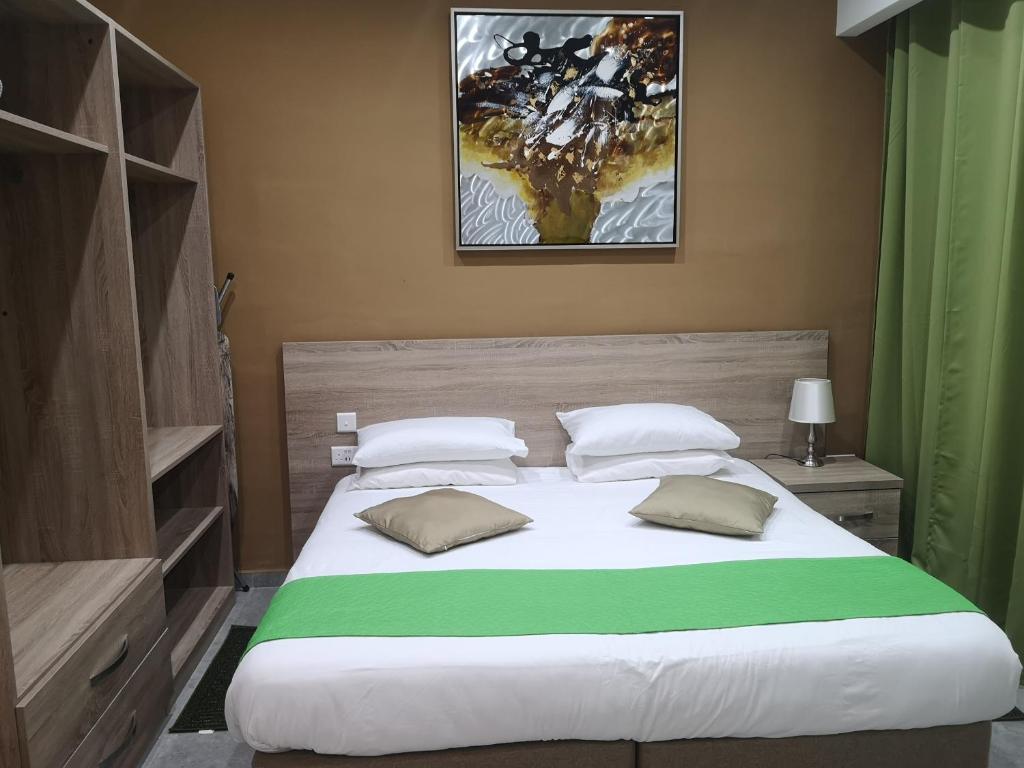 1 dormitorio con 1 cama grande y 2 almohadas en Dghajsa GUEST HOUSE, en Senglea