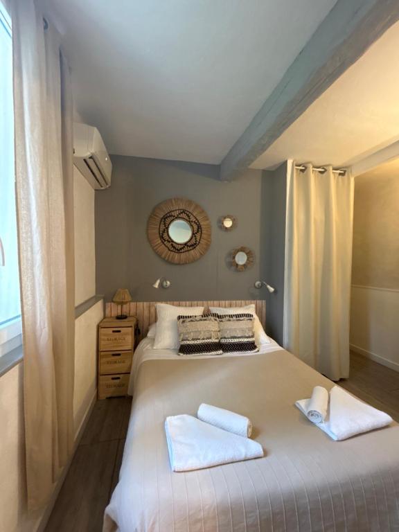 Postel nebo postele na pokoji v ubytování Hôtel Auberge Provençale
