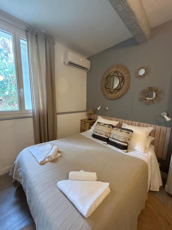 Postel nebo postele na pokoji v ubytování Hôtel Auberge Provençale