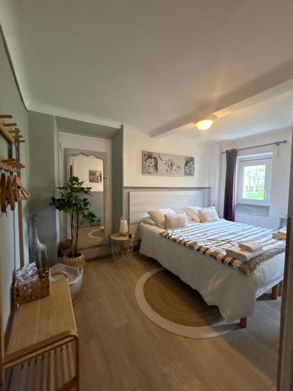 Postel nebo postele na pokoji v ubytování Hôtel Auberge Provençale