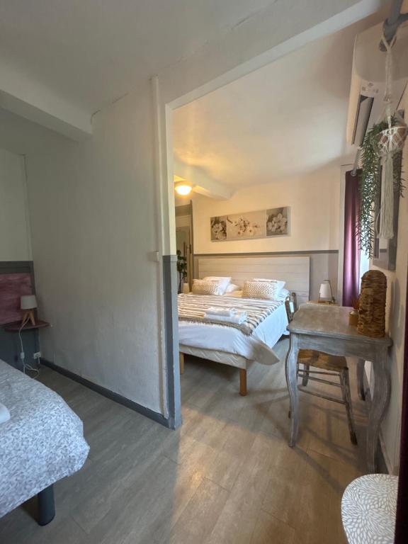 Postel nebo postele na pokoji v ubytování Hôtel Auberge Provençale