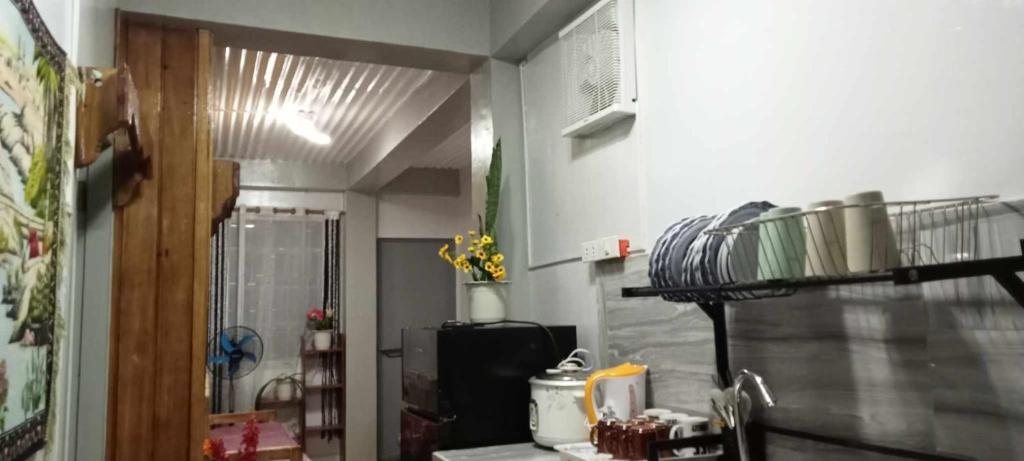 una cocina con una estantería en la esquina de una habitación en Terrace Transient, en Baguio