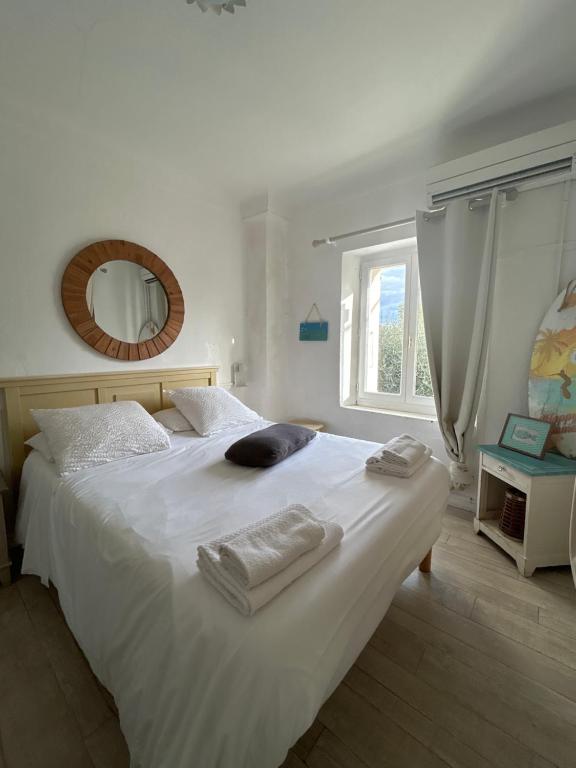 Postel nebo postele na pokoji v ubytování Hôtel Auberge Provençale