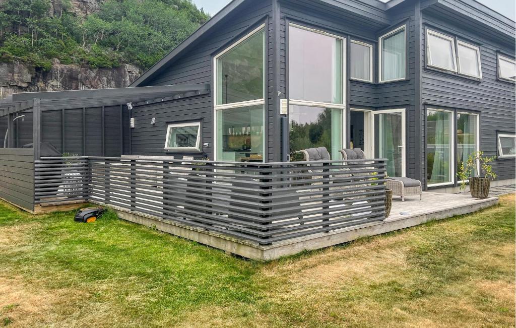 Casa negra con terraza y ventanas en Beautiful Home In Lindesnes With Wi-fi, en Svinøy