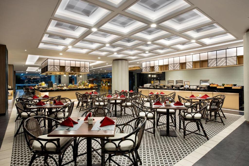 Restaurace v ubytování Kimaya Sudirman Yogyakarta by Harris