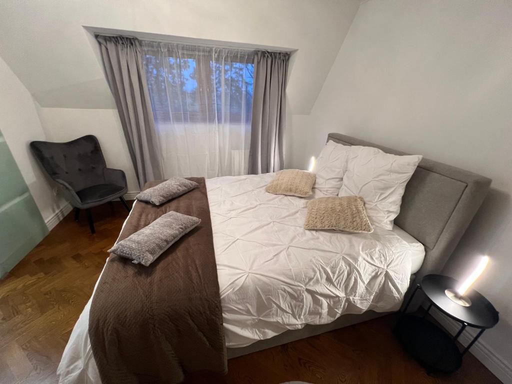 Postel nebo postele na pokoji v ubytování Le Joyau de Balmoral