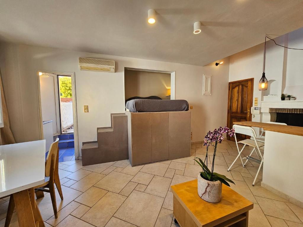 Il comprend une cuisine et un salon avec un lit. dans l'établissement Charmant studio à Toulon Centre, à Toulon