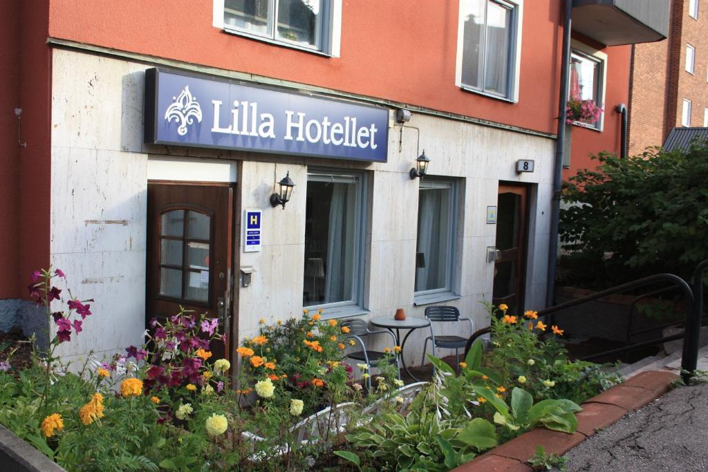 um edifício com uma placa que lê Lila Hotel em Lilla Hotellet em Eskilstuna