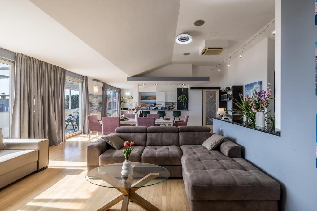 Urban Utopia Penthouse with private parking - Two-Bedroom Apartment