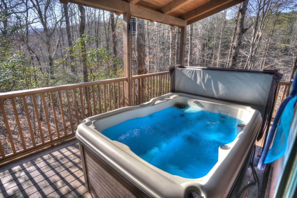 Luxury Cabin Sleeps 8 with creekside fire pit near Helen GA - Twee Slaapkamers Villa